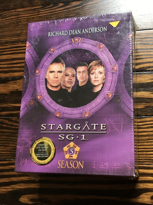 Stargate SG-1: The Complete Season 5 (Widescreen) (5 Discs) [DVD]