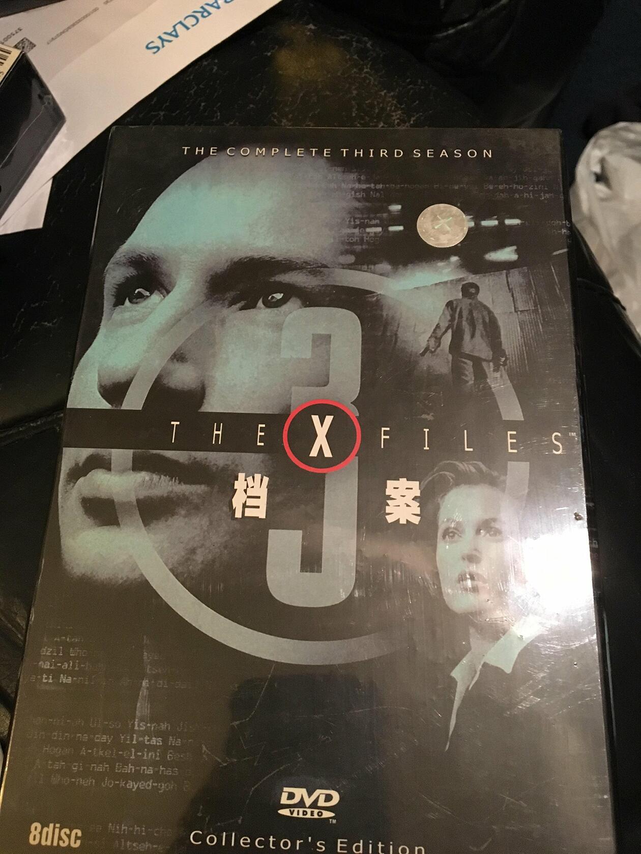 The X-Files: The Complete Third Season David Duchovny; Gillian Anderson; Mitch Pileggi; Stephen McHattie; Raymond J. Barry; Robert Ito; Tom Braidwood; Dean Haglund; Bruce Harwood; Steven Williams; Gillian Barber; Corrine Koslo; Chris Carter.. - Very Good